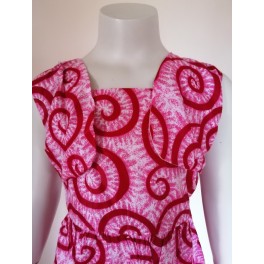 Kjole med rødlige mønstre 