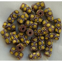 Brune perler med gult pynt 