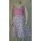 Hvid kjole med lyserøde mønstre 